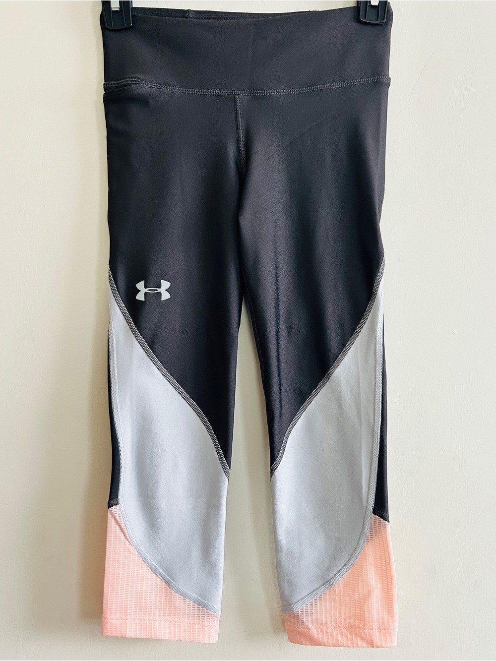 NWOT Under Armour Black, Gray & Peach Colorblock Womens’ Capri Leggings